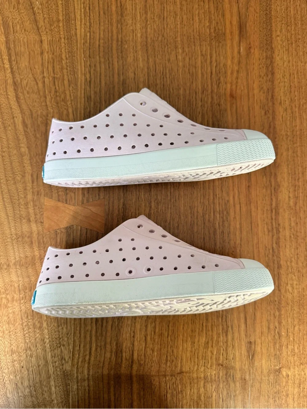 Native Shoes Kids Slip-On Sneakers in Light Pink and White. Size J1